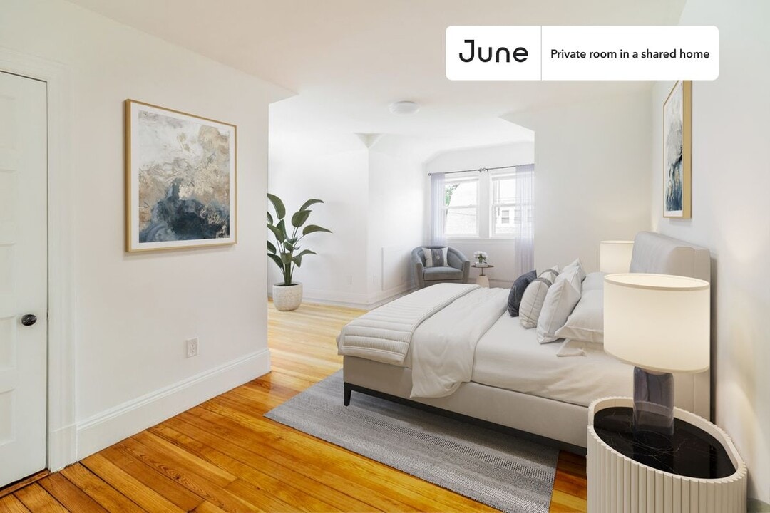 Private bedroom in 7 bed/2 bath Home in Boston, MA - Building Photo