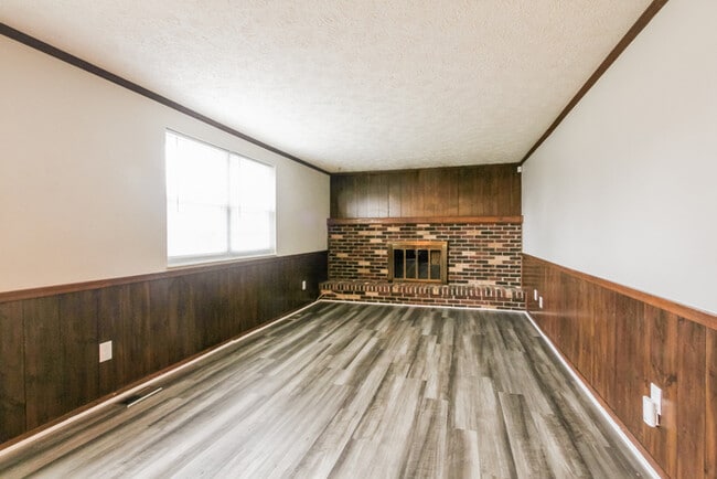 1328 Brownswood Dr in Brownsburg, IN - Foto de edificio - Building Photo