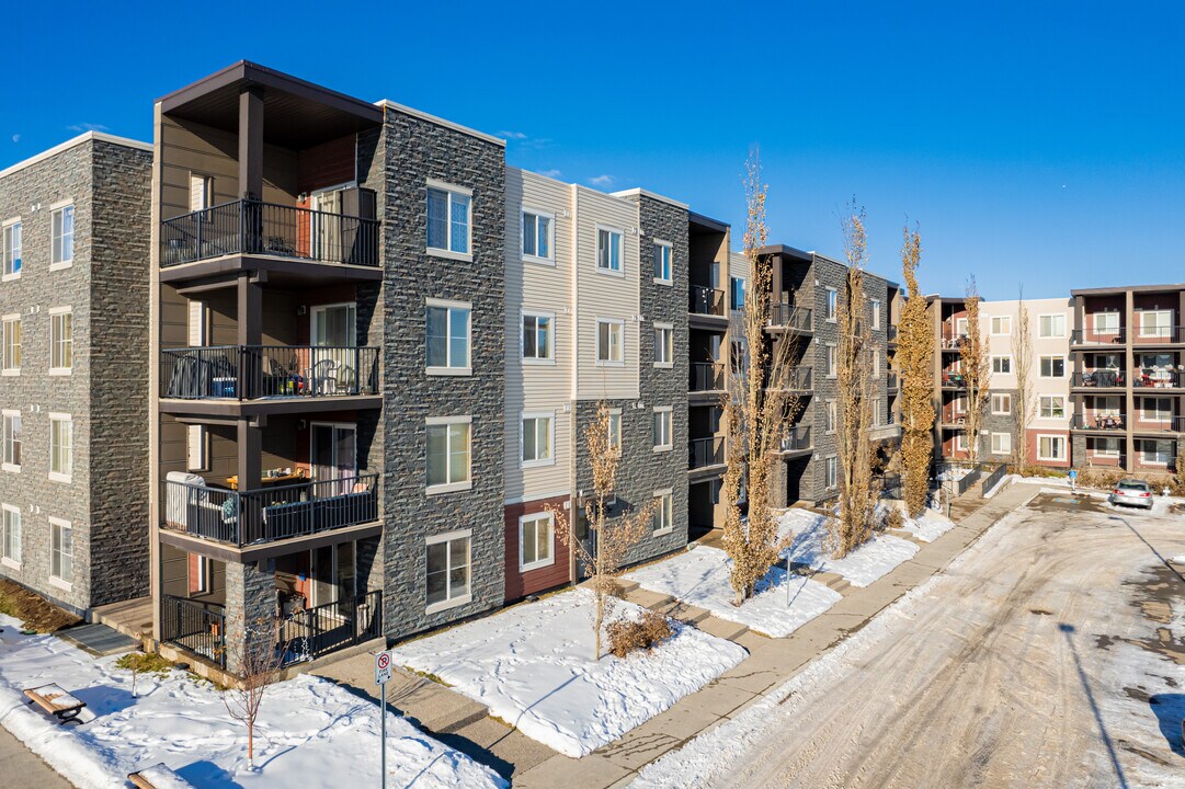 195 Kincora Glen Rd NW in Calgary, AB - Building Photo