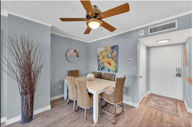 4900 Brittany Dr S, Unit 301 in St. Petersburg, FL - Foto de edificio - Building Photo