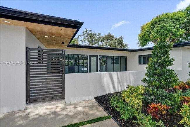 1931 NE 186th Dr in North Miami Beach, FL - Building Photo - Building Photo