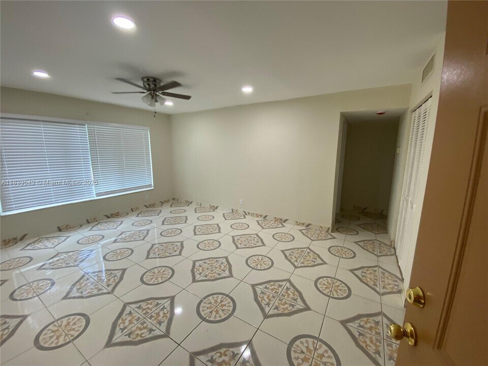 2607 NW 39th Terrace in Lauderdale Lakes, FL - Building Photo