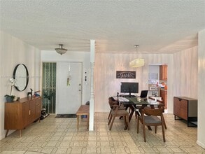 1670 NE 191st St in Miami, FL - Building Photo - Building Photo