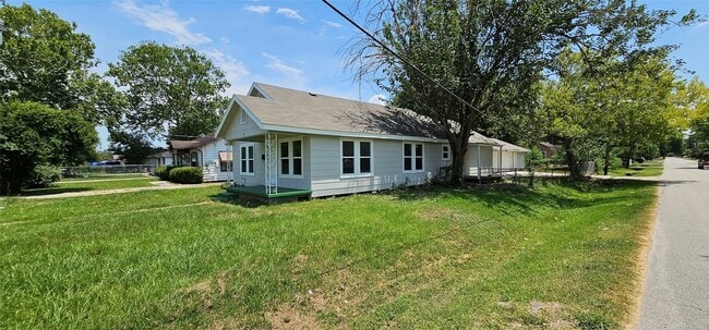 215 San Jacinto St in Highlands, TX - Building Photo - Building Photo