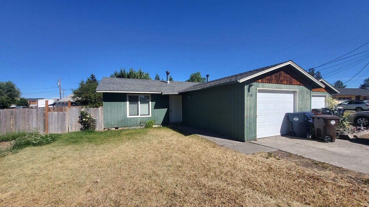 2926-2930 SW 23rd St in Redmond, OR - Building Photo