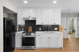 823 Hickory St in Rockdale, TX - Building Photo - Building Photo