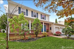 8 Wright Ct in East Brunswick, NJ - Building Photo