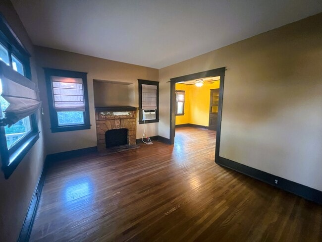 323 W Walnut Ave in Monrovia, CA - Building Photo - Building Photo