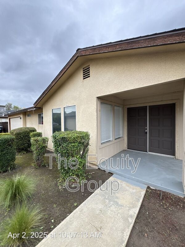 5646 W Hillsdale Ave in Visalia, CA - Foto de edificio - Building Photo