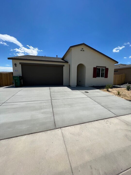 1817 Hickory Ln in Fernley, NV - Building Photo