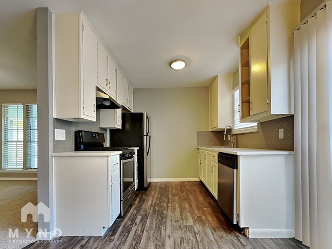 1010 N Meadows Dr in Austin, TX - Building Photo - Building Photo