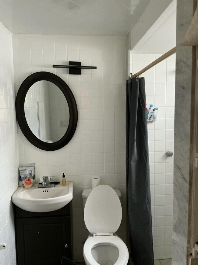 9165-9165 Bd Saint-Michel in Montréal, QC - Building Photo - Building Photo