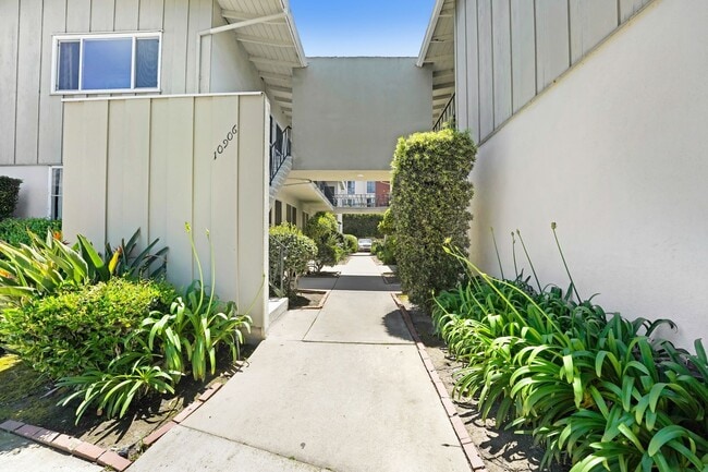 10906 Santa Monica Blvd in Los Angeles, CA - Building Photo - Building Photo