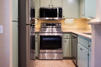 2020 Camino de la Reina, Unit 206 in San Diego, CA - Building Photo - Building Photo