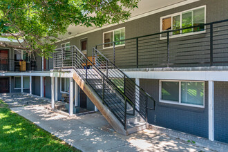 Saulsbury Manor in Lakewood, CO - Building Photo - Building Photo