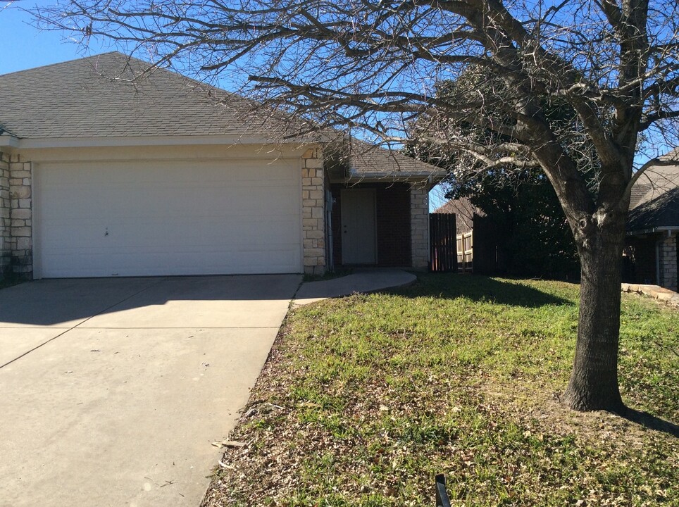 215 Rentz Pl Cir in Weatherford, TX - Building Photo