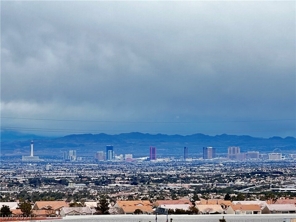 2400 Ridgeline Wash St in Las Vegas, NV - Foto de edificio