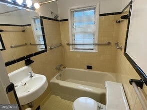 810 S Arlington Mill Dr in Arlington, VA - Building Photo - Building Photo