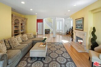 2202 San Vicente Blvd in Santa Monica, CA - Building Photo - Building Photo