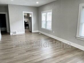 1122 College St in South Bend, IN - Foto de edificio - Building Photo
