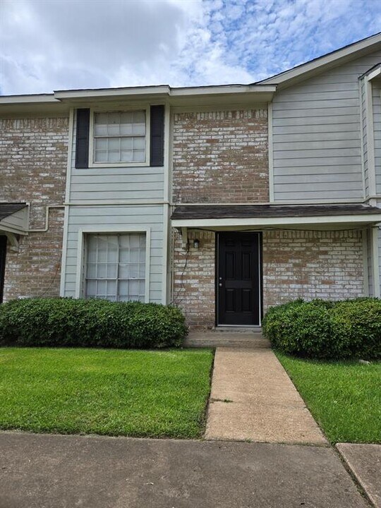 13522 Castilian Dr in Houston, TX - Building Photo