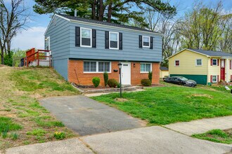 14220 Fallbrook Ln in Woodbridge, VA - Foto de edificio - Building Photo