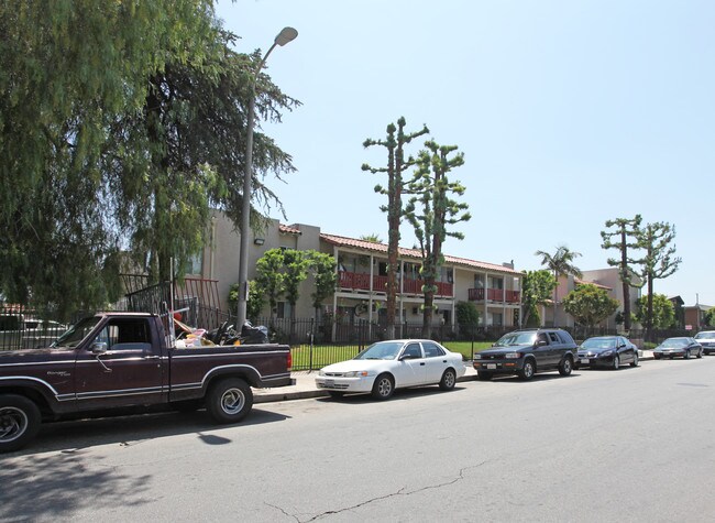 Cedros Garden in Van Nuys, CA - Foto de edificio - Building Photo