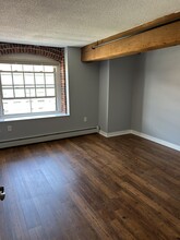 240 Jackson St, Unit 326 in Lowell, MA - Foto de edificio - Building Photo