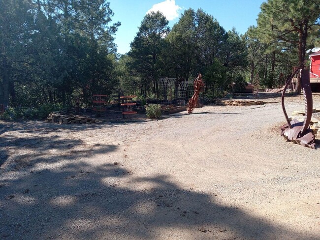 64 McMillen Rd in Tijeras, NM - Foto de edificio - Building Photo