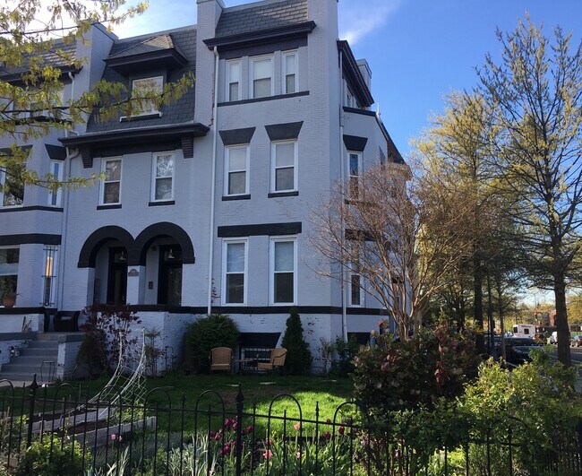 1038 Lamont St NW in Washington, DC - Building Photo - Building Photo