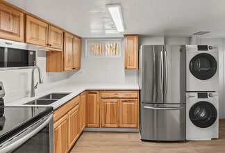 647 W 2nd St, Unit Apartment in Loveland, CO - Foto de edificio - Building Photo
