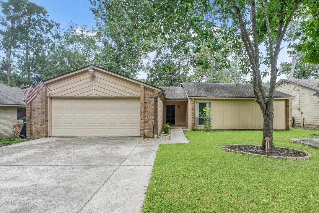 284 Colonial Ct in Conroe, TX - Building Photo