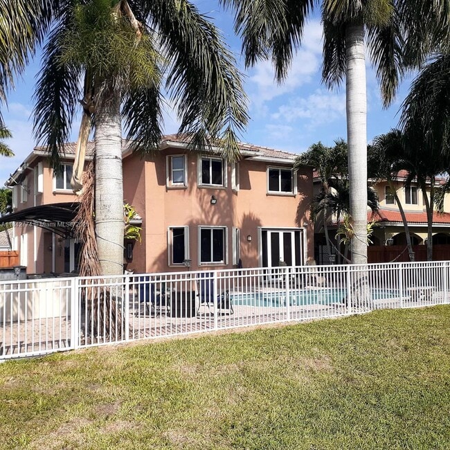 6913 SW 163rd Pl in Miami, FL - Foto de edificio - Building Photo