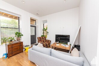 3517 N Reta Ave, Unit 4R in Chicago, IL - Foto de edificio - Building Photo