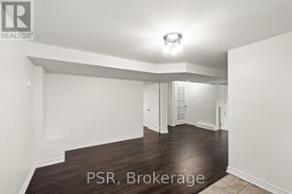 301 Banksia Ct in Newmarket, ON - Building Photo - Building Photo