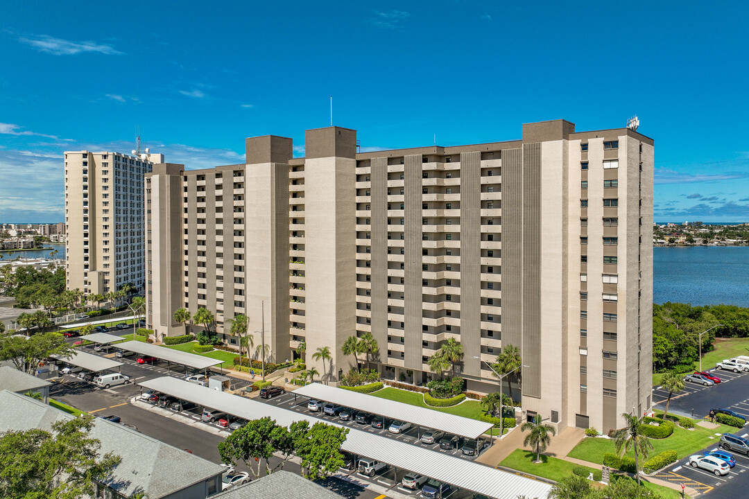 Chateau Towers in South Pasadena, FL - Building Photo