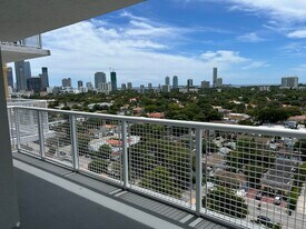 900 SW 8th St, Unit 1503 in Miami, FL - Building Photo