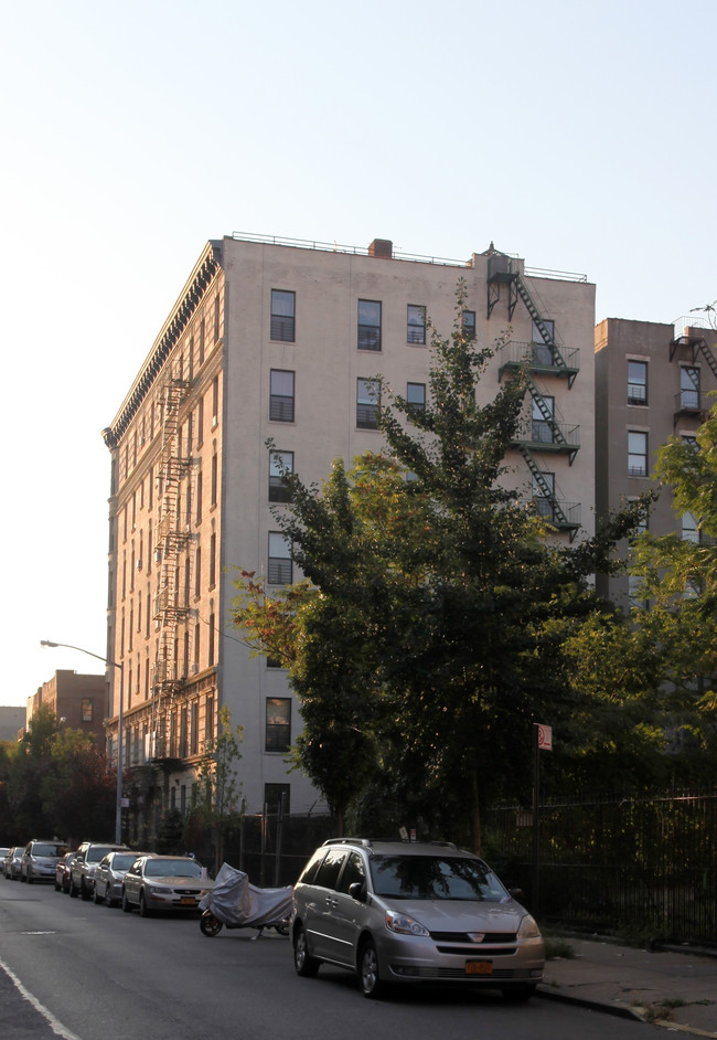 2 W 129th St in New York, NY - Building Photo - Building Photo