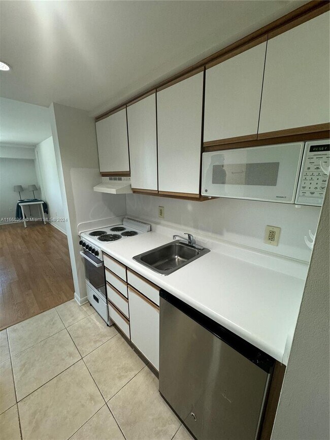 5721 SW 72nd St-Unit -5721 in Miami, FL - Building Photo - Building Photo