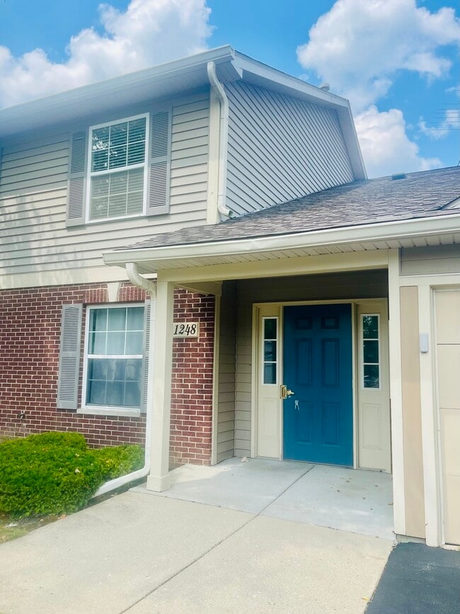 1248 N Red Oak Cir in Round Lake Beach, IL - Building Photo - Building Photo