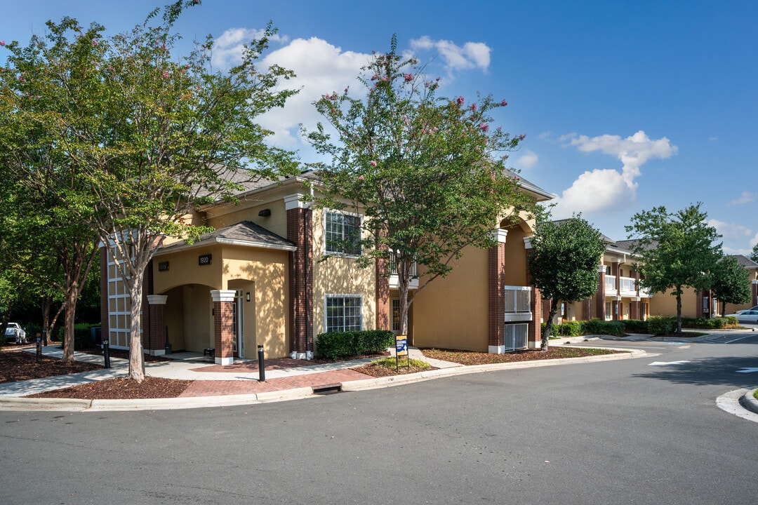 Vivo Living Ivy Creek in Durham, NC - Building Photo