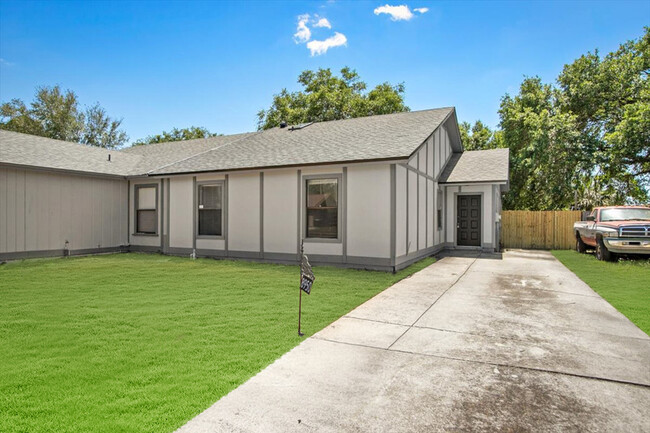 8950 Ivey Rd in Jacksonville, FL - Foto de edificio - Building Photo