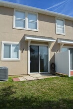 8828 Shell Island Dr in Jacksonville, FL - Foto de edificio - Building Photo
