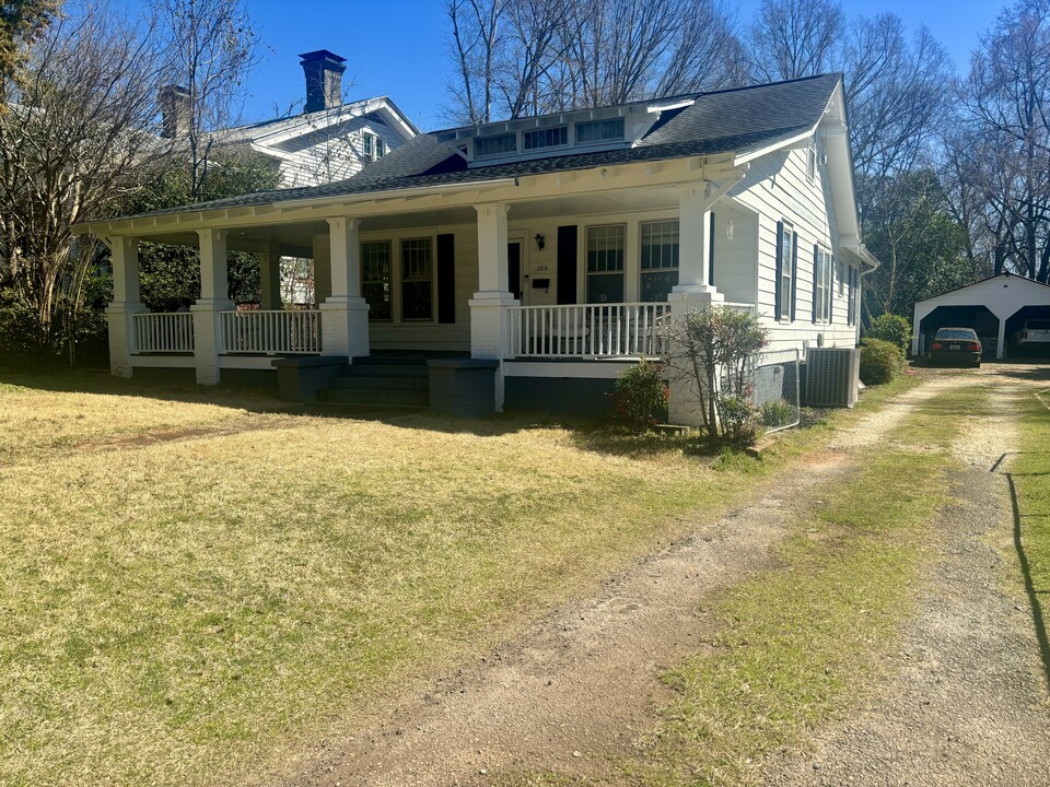 206 Magazine St in Abbeville, SC - Foto de edificio