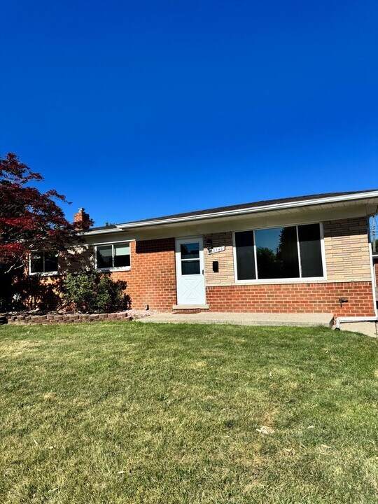32740 Bunert Rd in Warren, MI - Building Photo