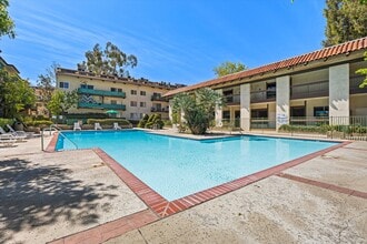 5460 White Oak Ave, Unit A105 in Encino, CA - Foto de edificio - Building Photo