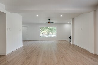 568 W Quill Dr in San Antonio, TX - Foto de edificio - Building Photo