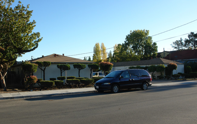 691 Berry Ave in Hayward, CA - Foto de edificio - Building Photo