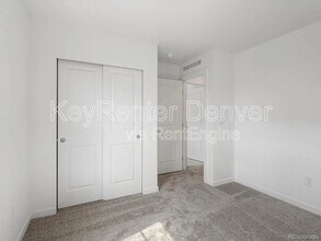 2054 S Holly St in Denver, CO - Foto de edificio - Building Photo