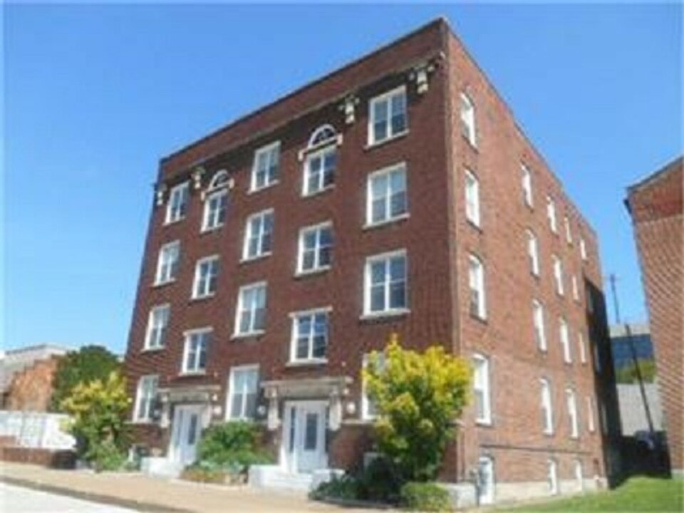 Christie Park Apartments in Davenport, IA - Building Photo